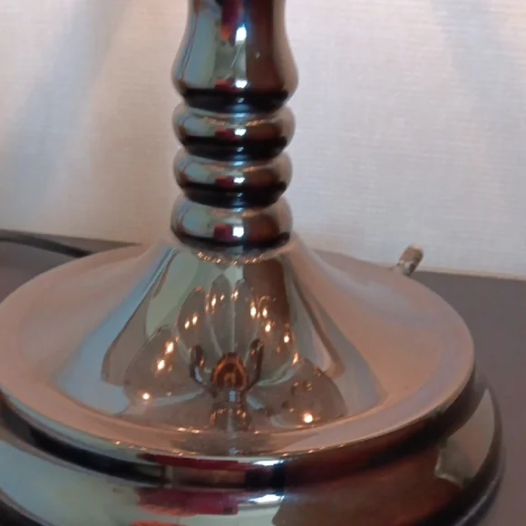 Elegant Vintage Floral Glass Table Lamp - Picture 6 of 11